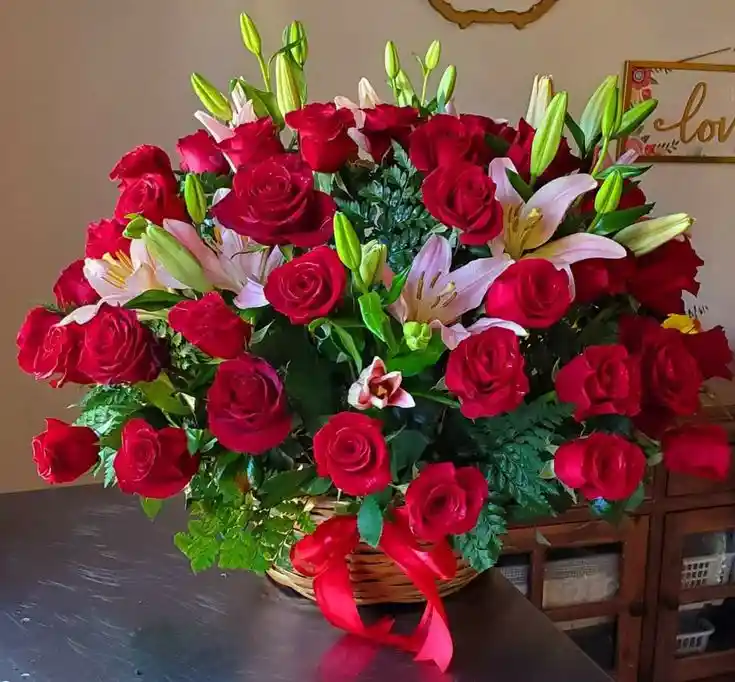 Canasta Grande De Rosas Y Lirios