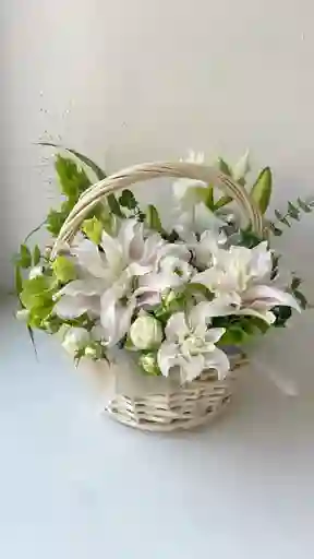 Canasta De Lirios Con Rosa Mini