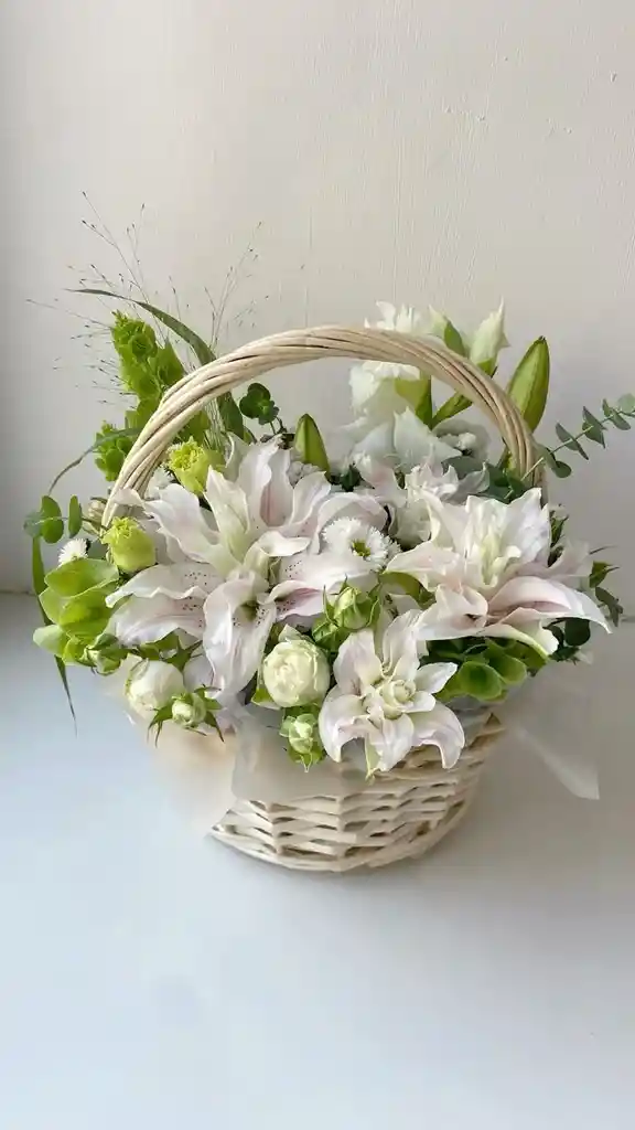 Canasta De Lirios Con Rosa Mini