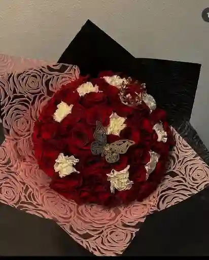 Buchon De Rosas Rojas Y Clavel Blanco
