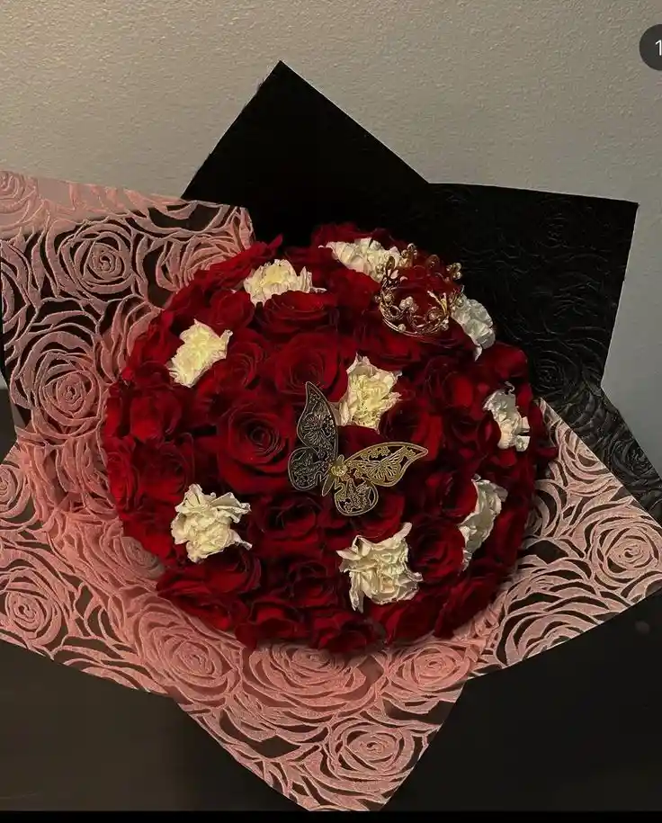 Buchon De Rosas Rojas Y Clavel Blanco
