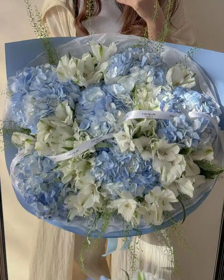 Bouquet De Hortencias Azules Y Astromelias