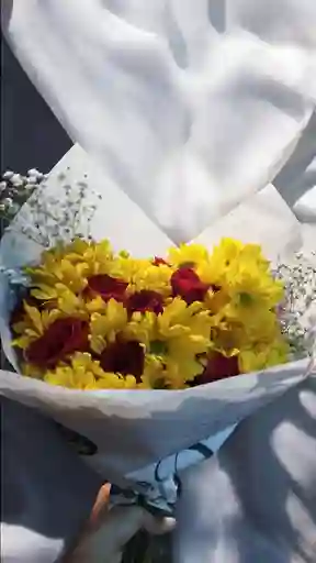 Bouquet De Margaritas Con Rosas