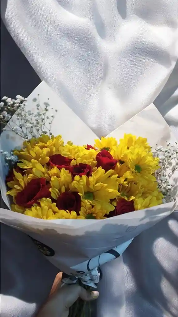 Bouquet De Margaritas Con Rosas