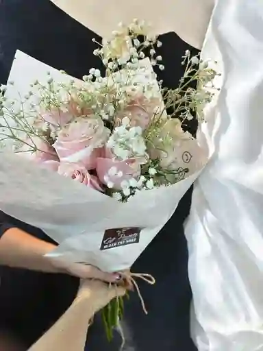 Bouquet De Rosas Rosadas Con Gypsophilia