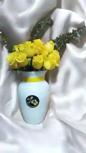Jarron De Rosas Amarillas Con Eucalipto