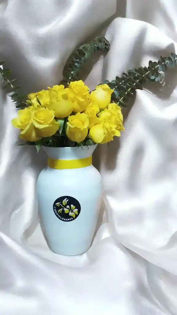Jarron De Rosas Amarillas Con Eucalipto