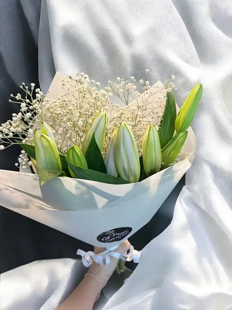 Bouquet De Lirios Con Gypsophilia