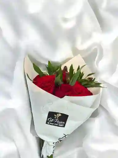 Bouquet De Rosas Rojas Con Astromelia.