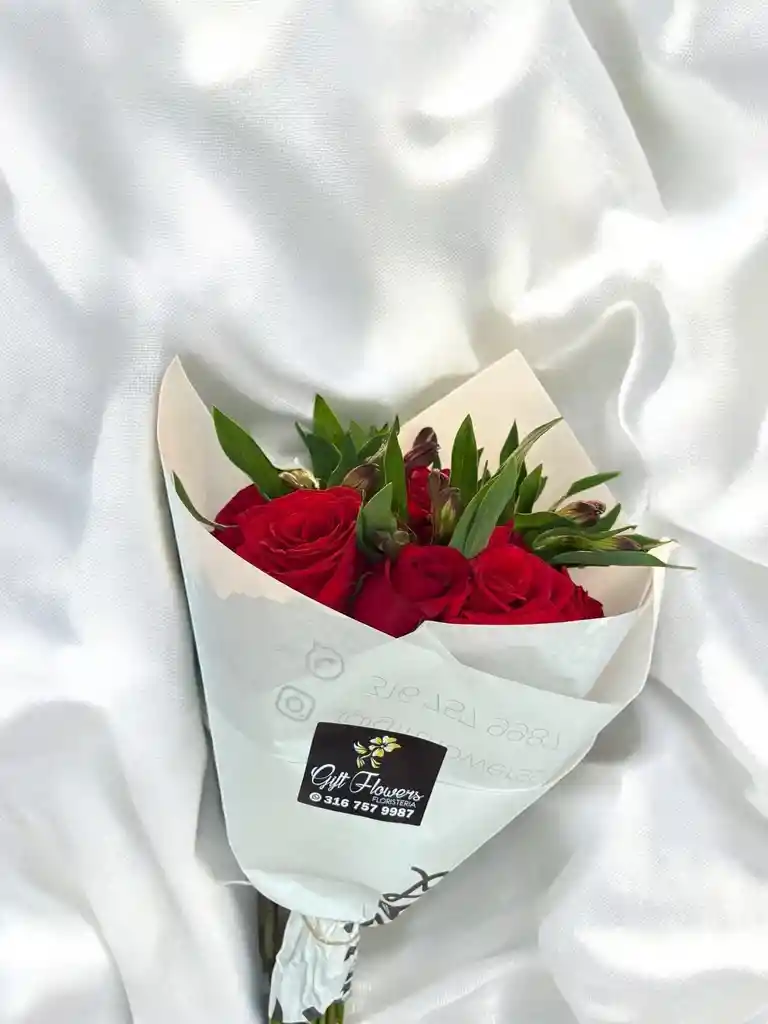 Bouquet De Rosas Rojas Con Astromelia.