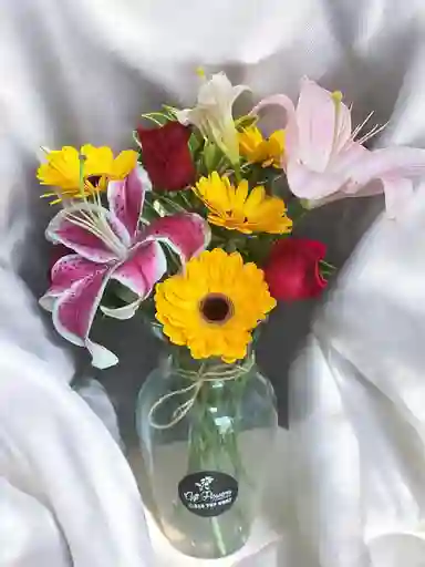 Jarron De Lirios, Rosas, Gerbera Y Cancion De La India