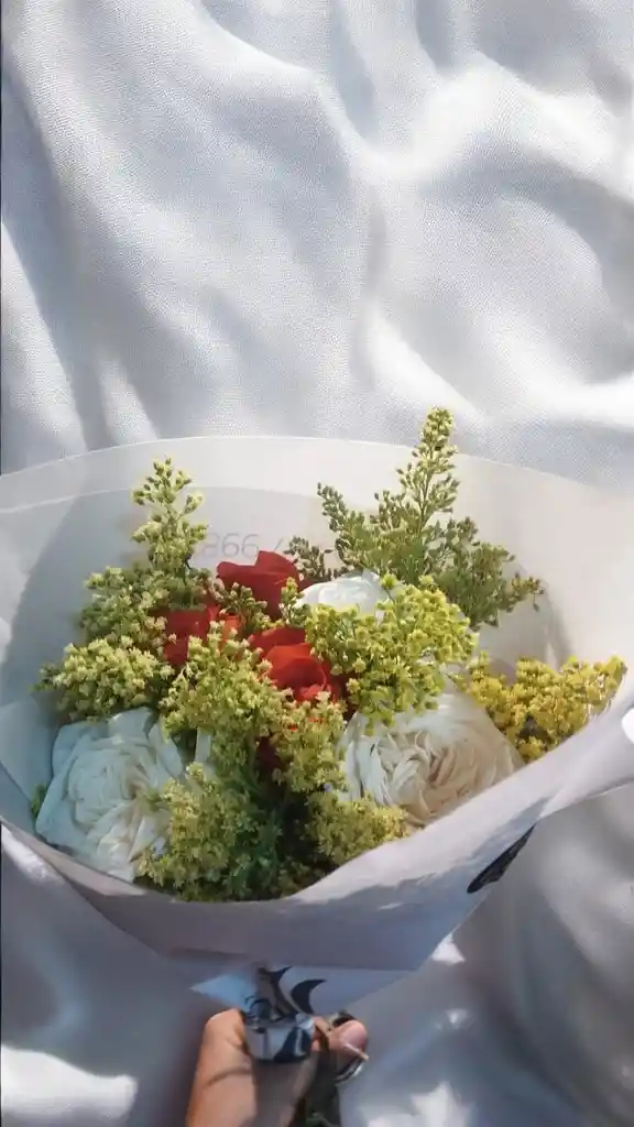Bouquet De Rosas Blancas Y Rojas