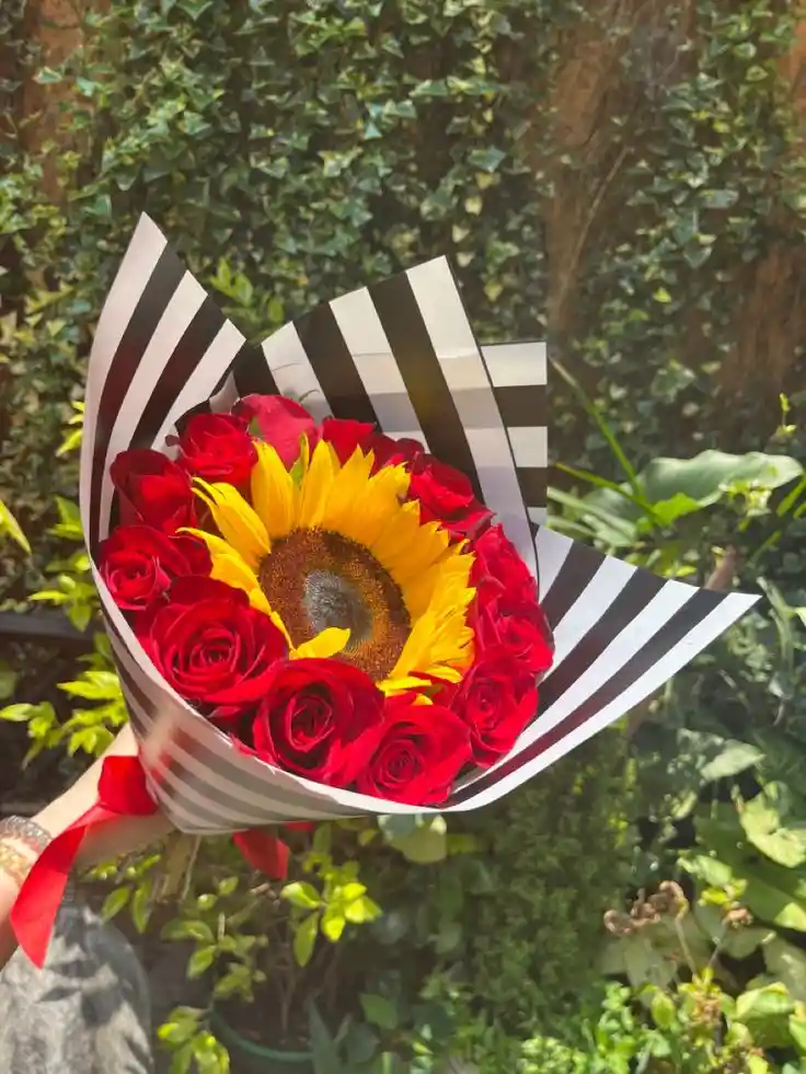 Bouquet De Rosas Y Girasol