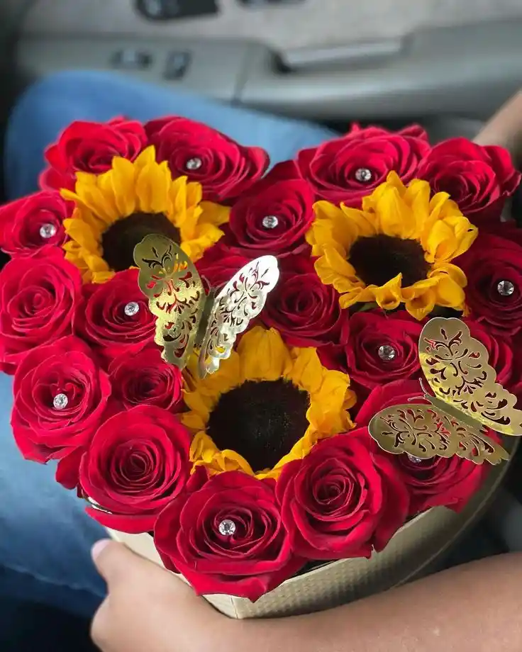 Caja En Forma De Corazon Con Rosa Roja Y Girasol