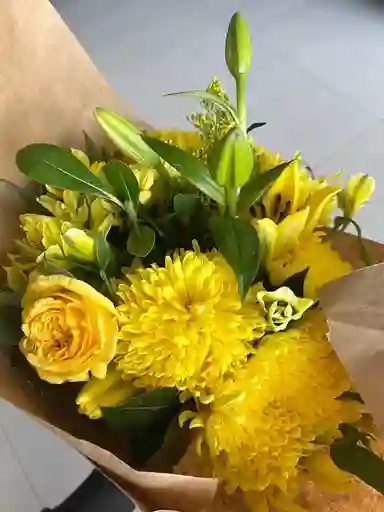 Bouquet De Crisantemos, Lirios Y Rosas Amarillas
