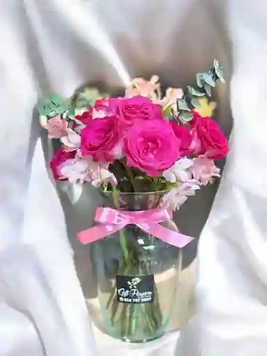 Jarron De Rosa Fuscia Con Astromelia.