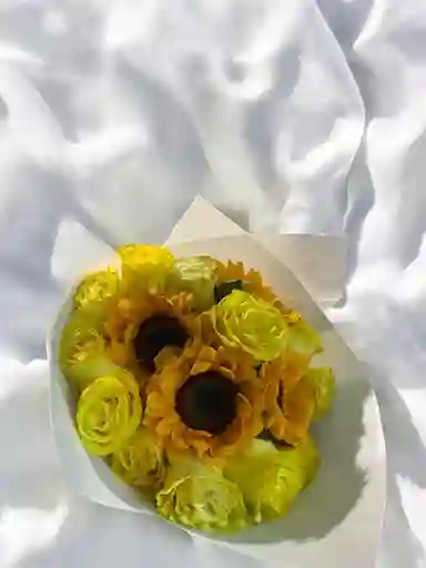 Bouquet De Girasoles Con Rosa Amarilla