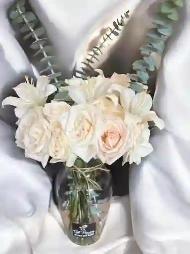 Jarrón De Rosas Blancas Y Lirios