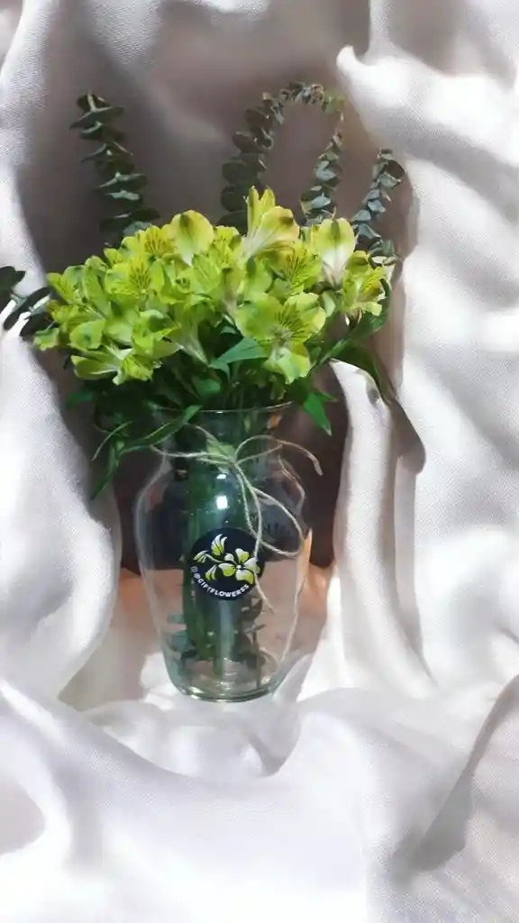 Jarrón De Astromelia Con Eucalipto