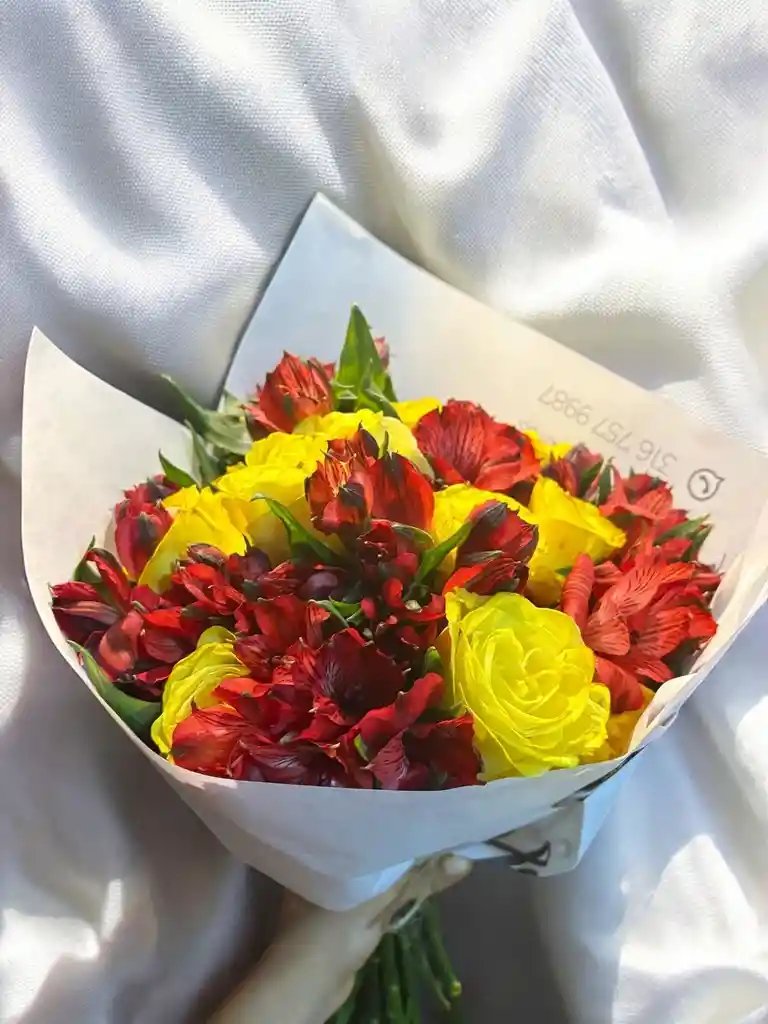 Bouquet De Rosas Amarillas Con Astromelia