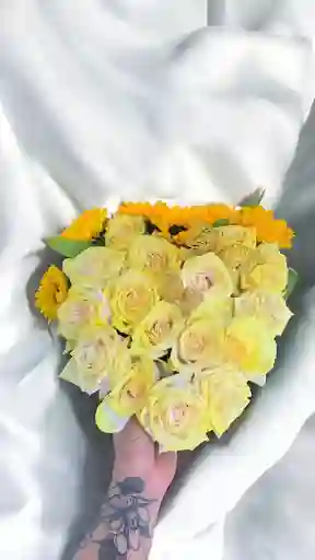 Caja En Forma De Corazon Con Rosa Amarilla Y Girasoles