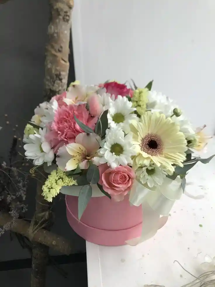 Caja De Margarita Con Gerbera Clavel Y Rosa