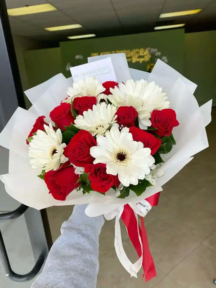 Bouquet De Rosas Con Gérberas