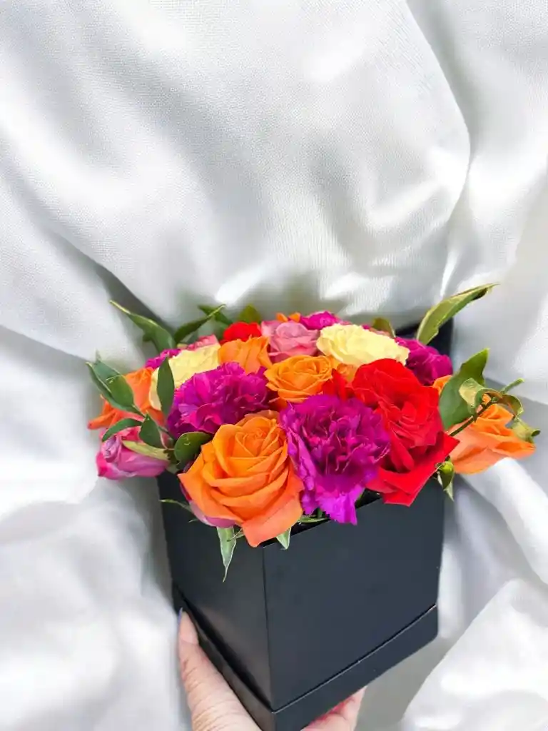 Caja De Mix De Rosas Y Clavel
