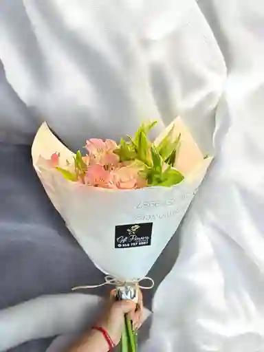 Bouquet De Rosas Y Astromelia Rosada.