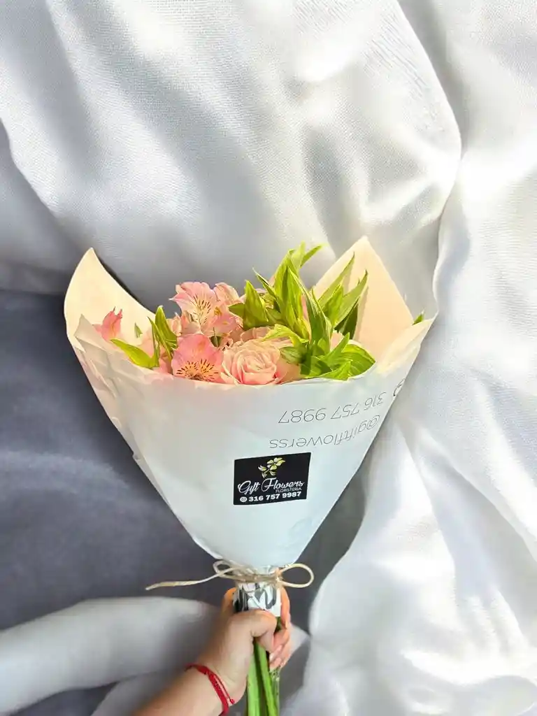 Bouquet De Rosas Y Astromelia Rosada.