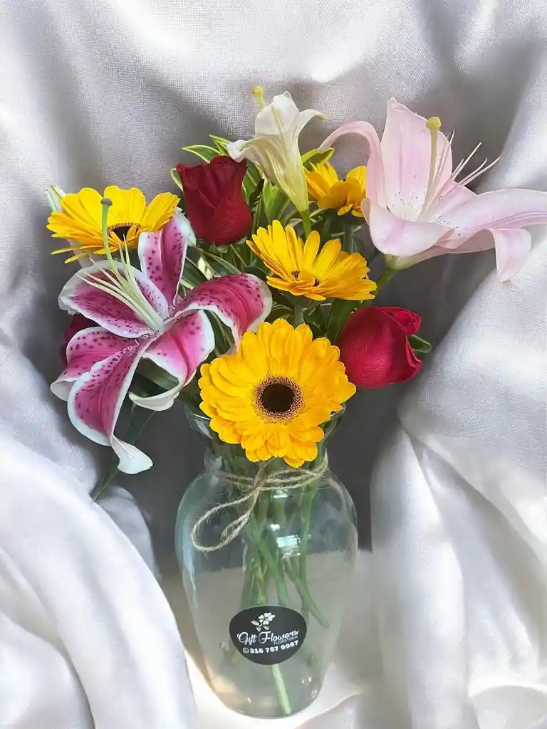 Jarron De Lirios, Rosas, Gerbera Y Cancion De La India