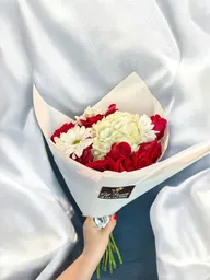 Bouquet De Rosas Con Hortencia Y Margarita.