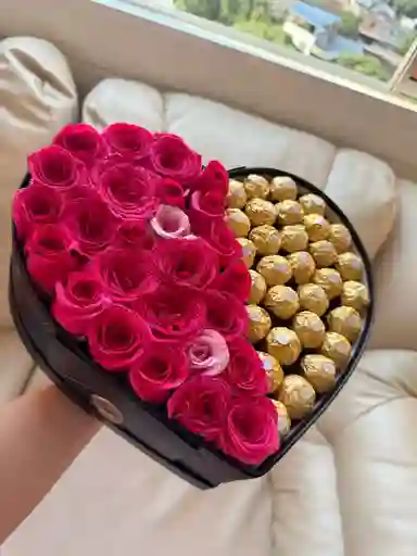 Caja Grande De Corazón Con Rosas Y Chocolates