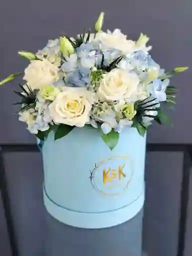 Caja Redonda De Hortencia Azul Y Rosa Blanca