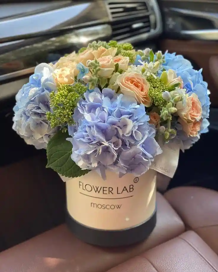 Caja De Rosas Y Hortencias Azules