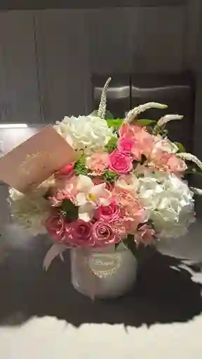 Caja De Rosas Clavel Hortencia Lirio Astromelia