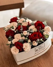 Caja En Forma De Corazón Con Rosas