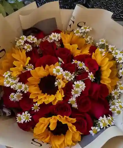 Bouquet De Rosas Con Girasoles Y Margarita Mini