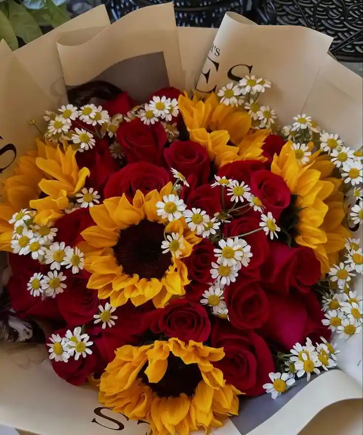 Bouquet De Rosas Con Girasoles Y Margarita Mini