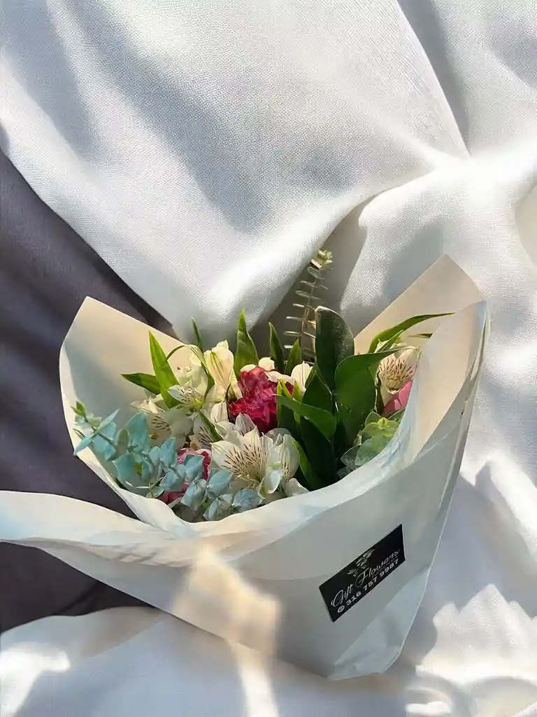 Bouquet De Astromelia Blanca Con Eucalipto