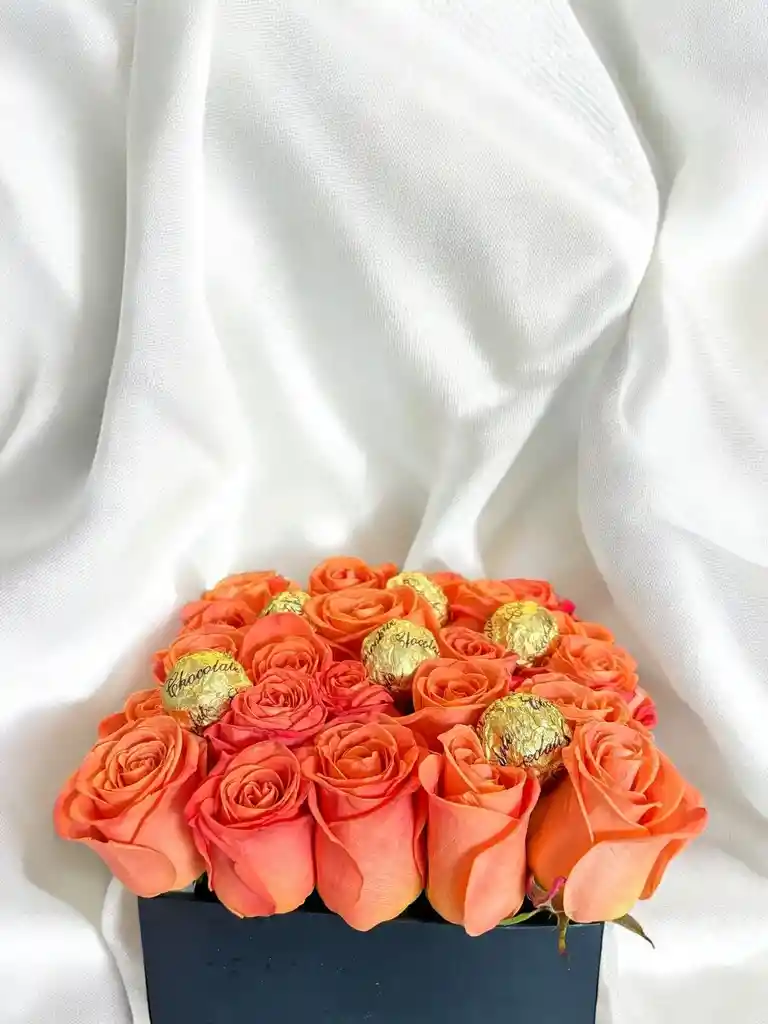 Caja De Rosas Naranjas Y Chocolates