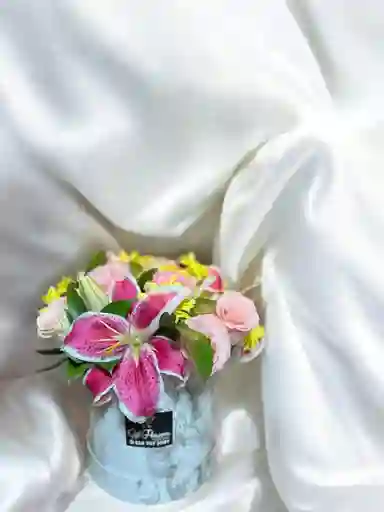 Caja Redonda De Lirios Y Rosas Rosadas.