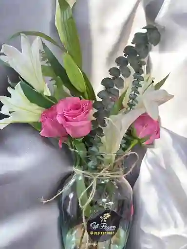 Jarron De Lirios Con Rosa