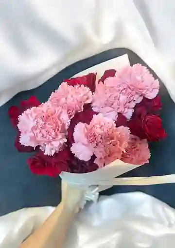 Bouquet De Rosas Y Claveles.
