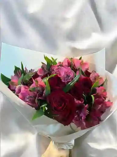 Bouquet De Rosas Rojas Y Astromelia.