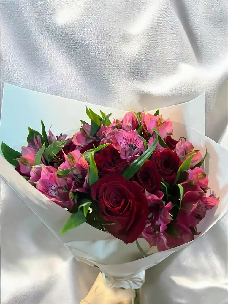 Bouquet De Rosas Rojas Y Astromelia.