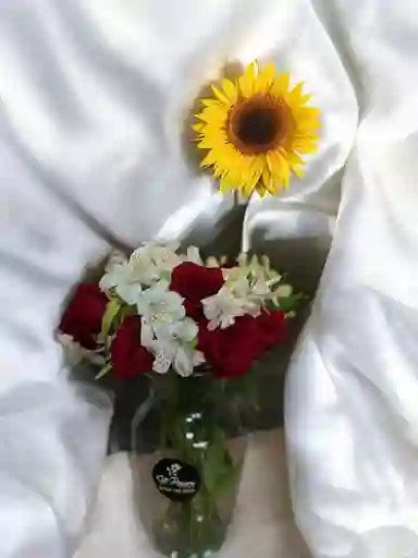 Jarron De Rosas Rojas Y Astromelia Blancas