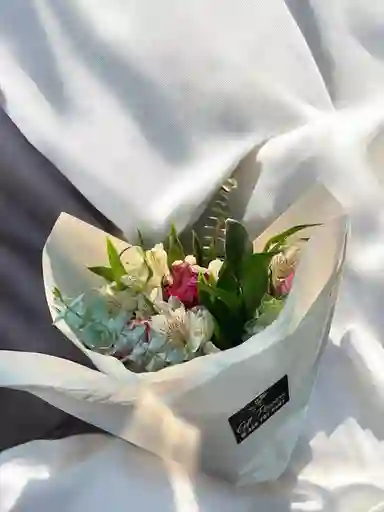 Bouquet De Astromelia Blanca Con Eucalipto