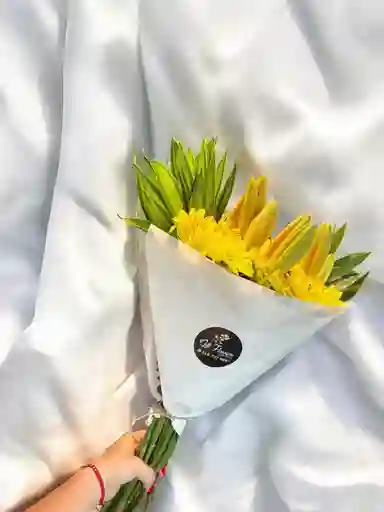 Bouquet De Margaritas Amarillas Y Lirios