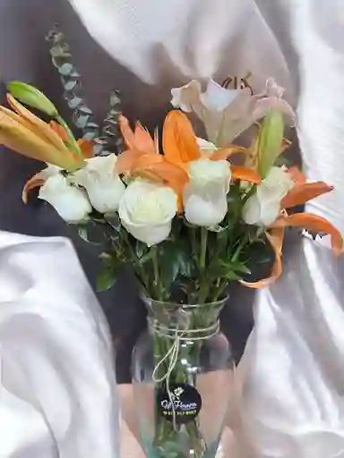 Jarrón De Rosas Blancas Con Lirios